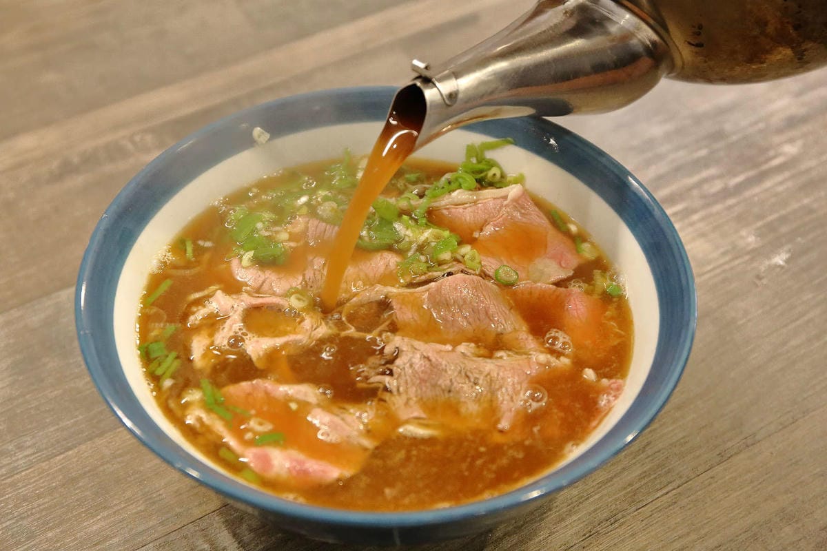 【食。宜蘭】九條牛牛肉麵-宜蘭總店〜超浮誇牛小排現淋湯麵，最直接的牛味湯頭，吃出新鮮感，這個厲害！