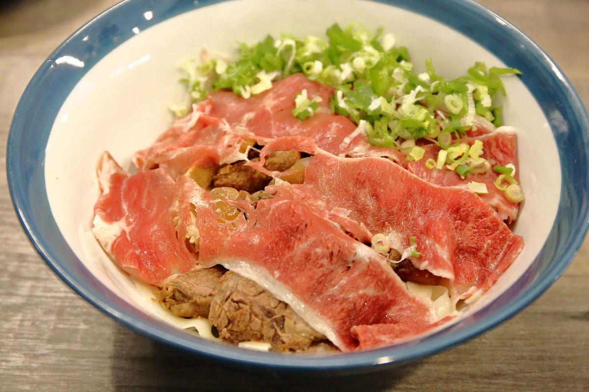 【食。宜蘭】九條牛牛肉麵-宜蘭總店〜超浮誇牛小排現淋湯麵，最直接的牛味湯頭，吃出新鮮感，這個厲害！