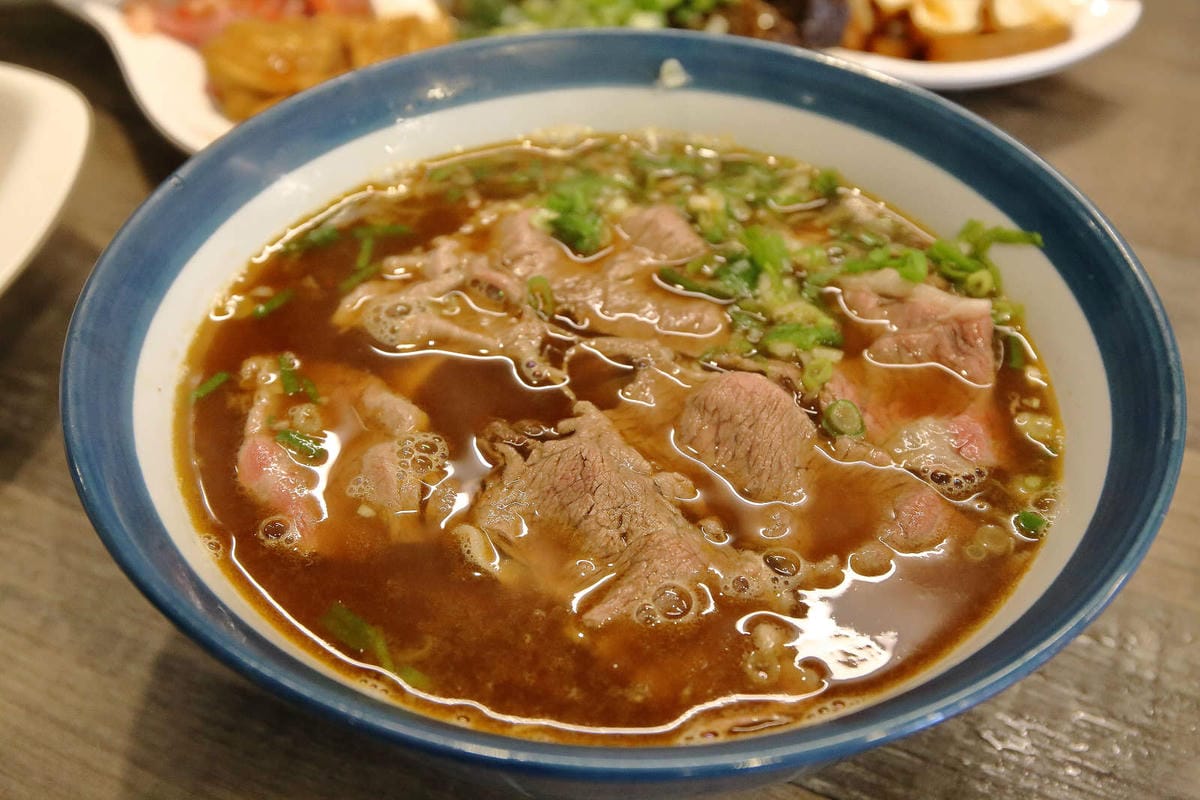 【食。宜蘭】九條牛牛肉麵-宜蘭總店〜超浮誇牛小排現淋湯麵，最直接的牛味湯頭，吃出新鮮感，這個厲害！