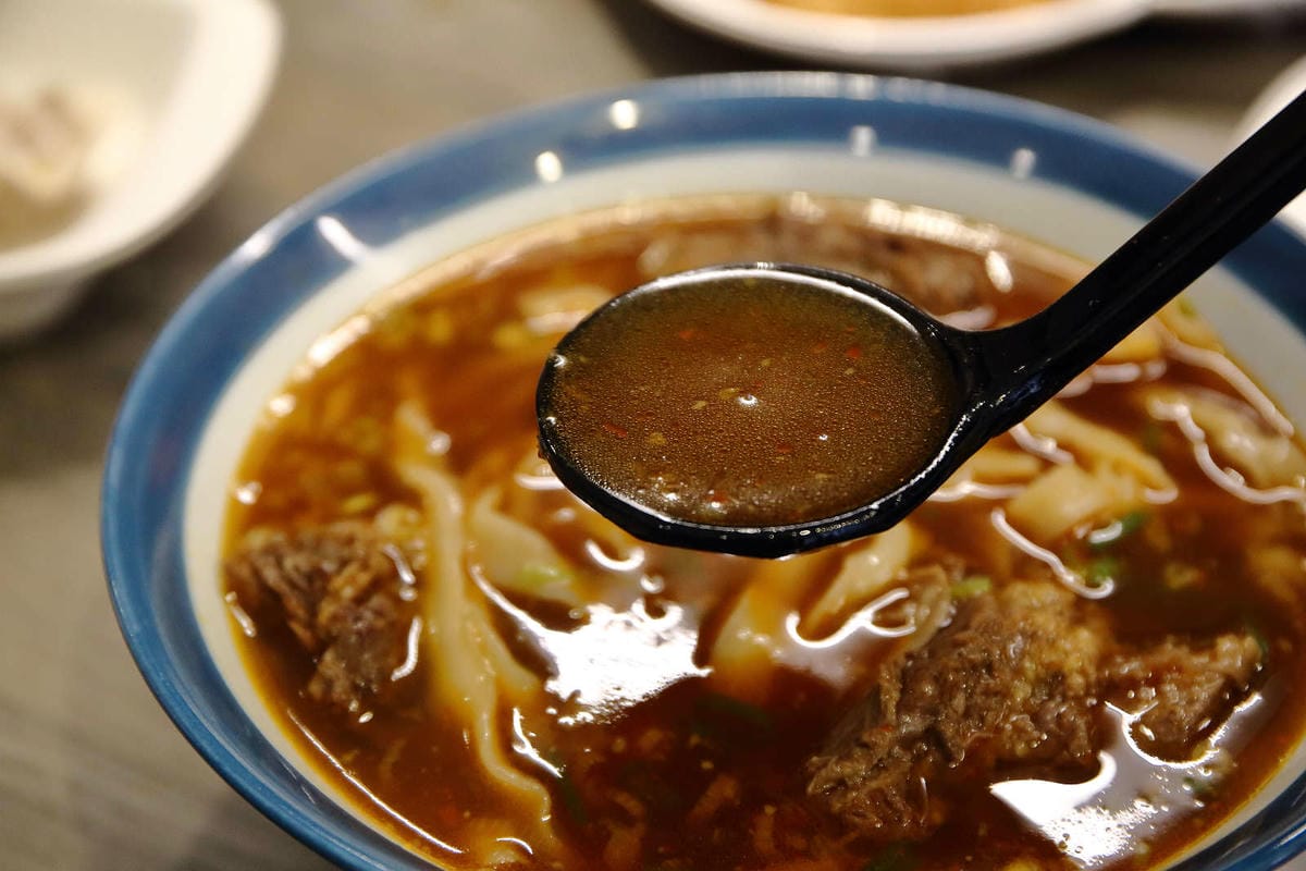 【食。宜蘭】九條牛牛肉麵-宜蘭總店〜超浮誇牛小排現淋湯麵，最直接的牛味湯頭，吃出新鮮感，這個厲害！