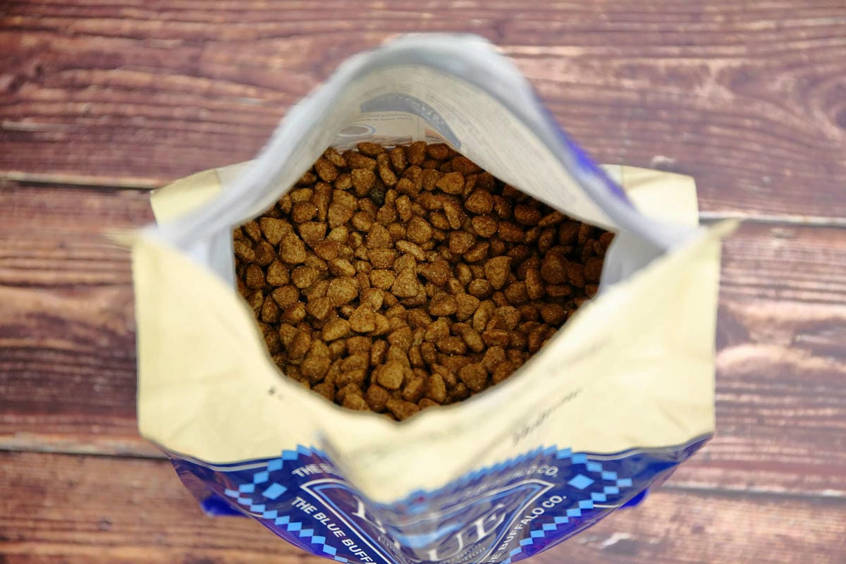 【寵物飼料推薦】Blue Buffalo藍饌天然寵糧〜來自美國銷售第一領導品牌！毛小孩的專屬私廚，獨家冷製法製造的抗氧顆粒，滿足強化毛小孩的健康需求！