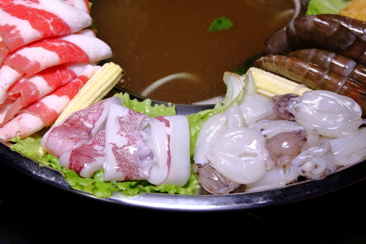 【食。板橋】粉享喫鍋〜火鍋新選擇!全台首創乾式熟成牛肉越式火鍋!特戰鐵帽鍋,新奇的火鍋吃法又不傷荷包!