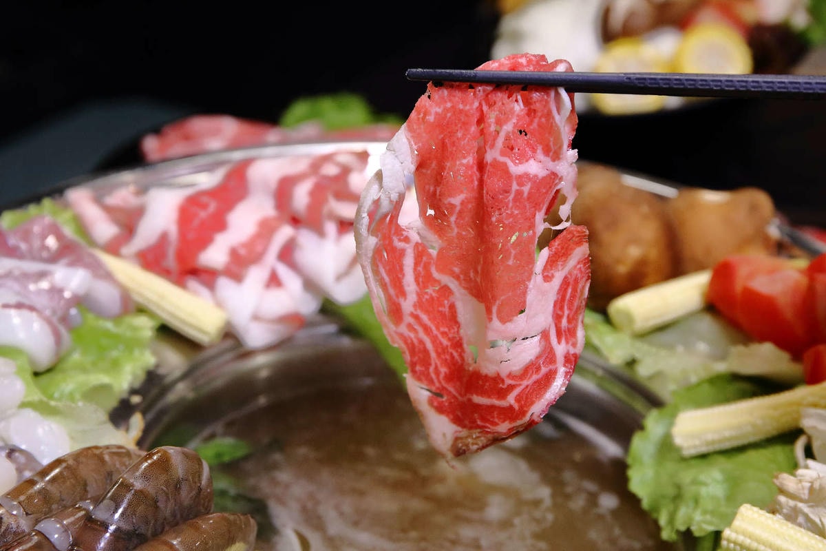 【食。板橋】粉享喫鍋〜火鍋新選擇!全台首創乾式熟成牛肉越式火鍋!特戰鐵帽鍋,新奇的火鍋吃法又不傷荷包!