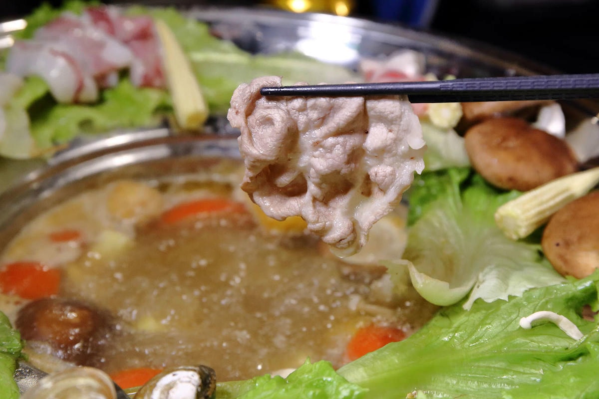 【食。板橋】粉享喫鍋〜火鍋新選擇!全台首創乾式熟成牛肉越式火鍋!特戰鐵帽鍋,新奇的火鍋吃法又不傷荷包!