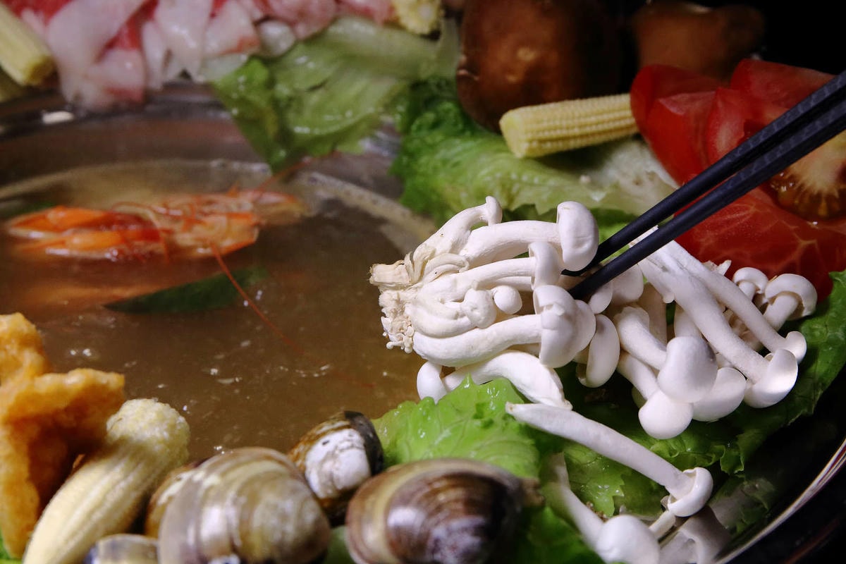 【食。板橋】粉享喫鍋〜火鍋新選擇!全台首創乾式熟成牛肉越式火鍋!特戰鐵帽鍋,新奇的火鍋吃法又不傷荷包!