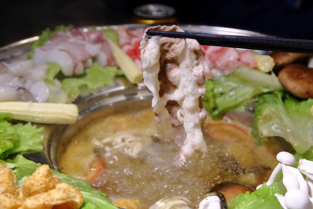 【食。板橋】粉享喫鍋〜火鍋新選擇!全台首創乾式熟成牛肉越式火鍋!特戰鐵帽鍋,新奇的火鍋吃法又不傷荷包!