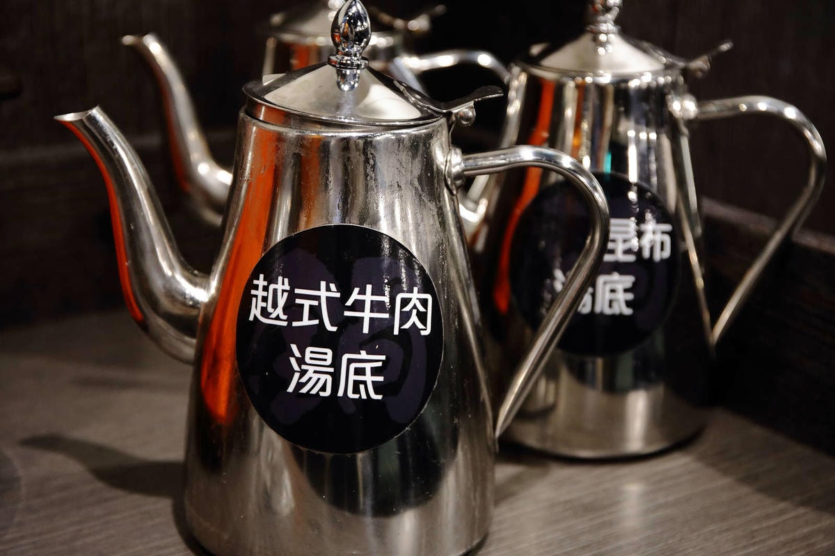 【食。板橋】粉享喫鍋〜火鍋新選擇!全台首創乾式熟成牛肉越式火鍋!特戰鐵帽鍋,新奇的火鍋吃法又不傷荷包!