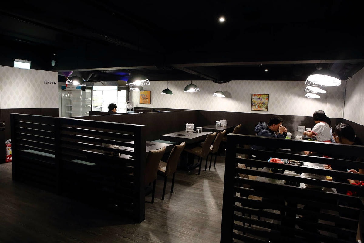 【食。板橋】粉享喫鍋〜火鍋新選擇!全台首創乾式熟成牛肉越式火鍋!特戰鐵帽鍋,新奇的火鍋吃法又不傷荷包!