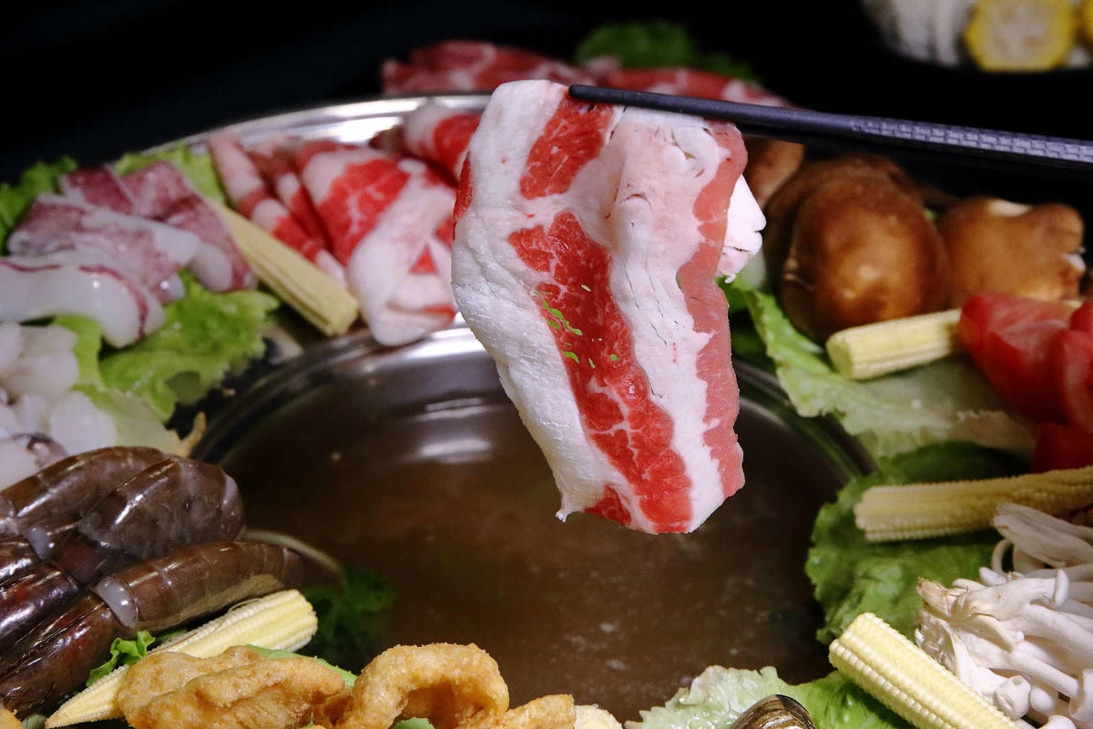 【食。板橋】粉享喫鍋〜火鍋新選擇!全台首創乾式熟成牛肉越式火鍋!特戰鐵帽鍋,新奇的火鍋吃法又不傷荷包!