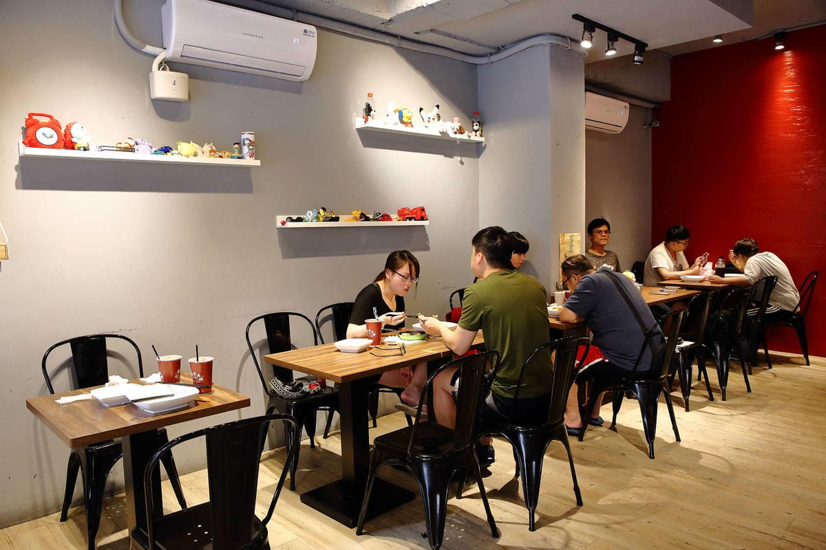 【食。蘆洲】光頭早午餐屋〜隱藏巷弄的小確幸早午餐。超大份量炒麵，不怕你吃，就怕你沒吃飽！