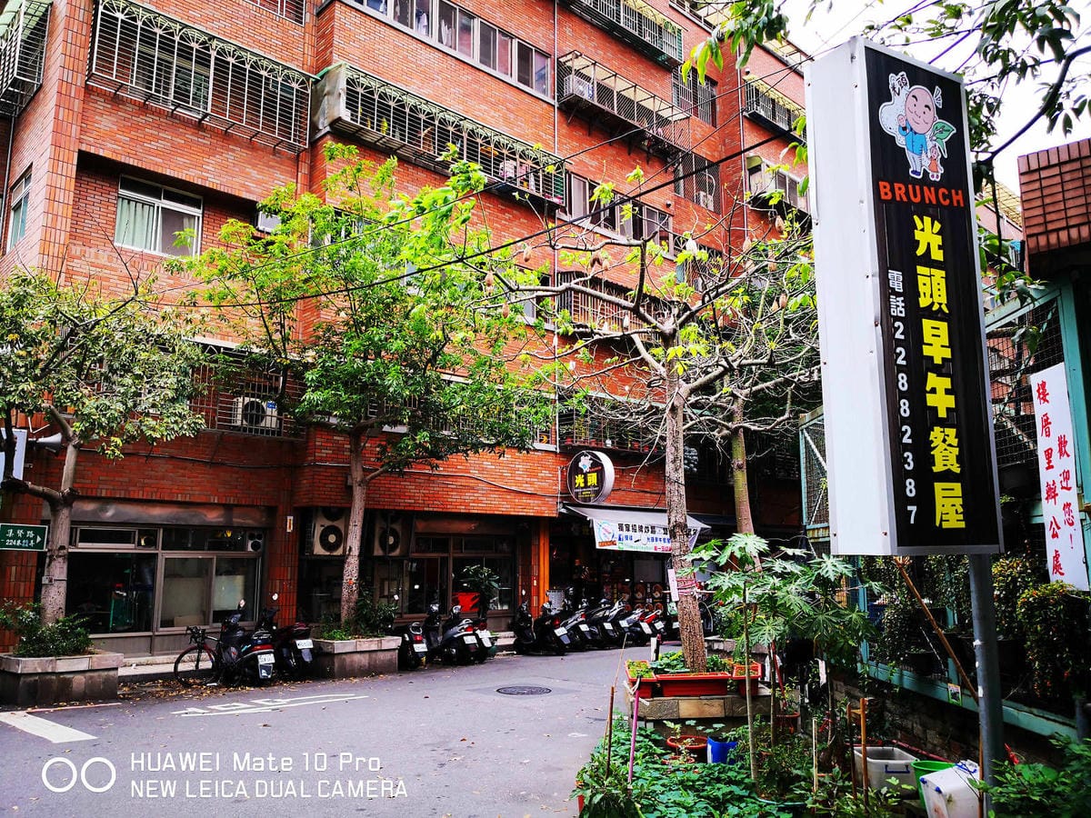 【食。蘆洲】光頭早午餐屋〜隱藏巷弄的小確幸早午餐。超大份量炒麵，不怕你吃，就怕你沒吃飽！