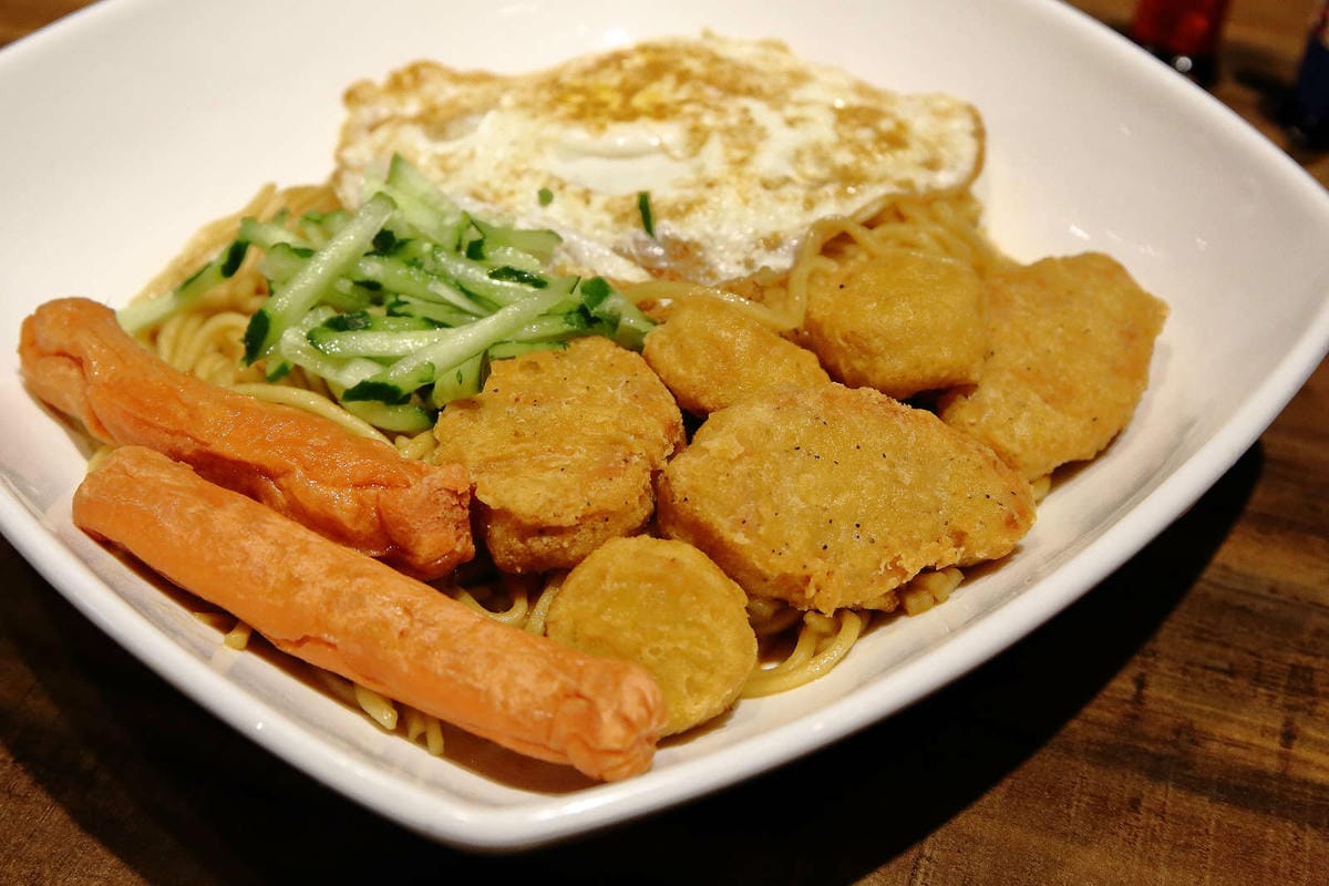 【食。蘆洲】光頭早午餐屋〜隱藏巷弄的小確幸早午餐。超大份量炒麵，不怕你吃，就怕你沒吃飽！