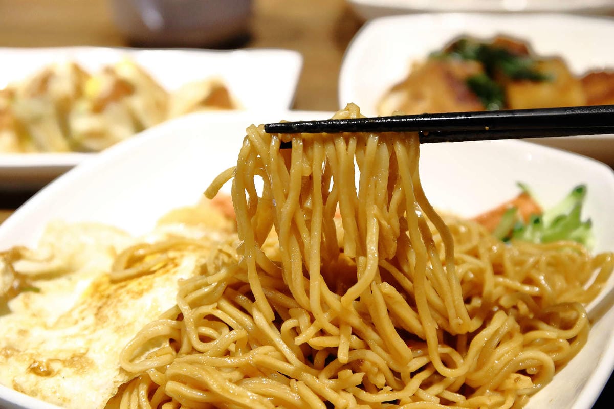 【食。蘆洲】光頭早午餐屋〜隱藏巷弄的小確幸早午餐。超大份量炒麵，不怕你吃，就怕你沒吃飽！