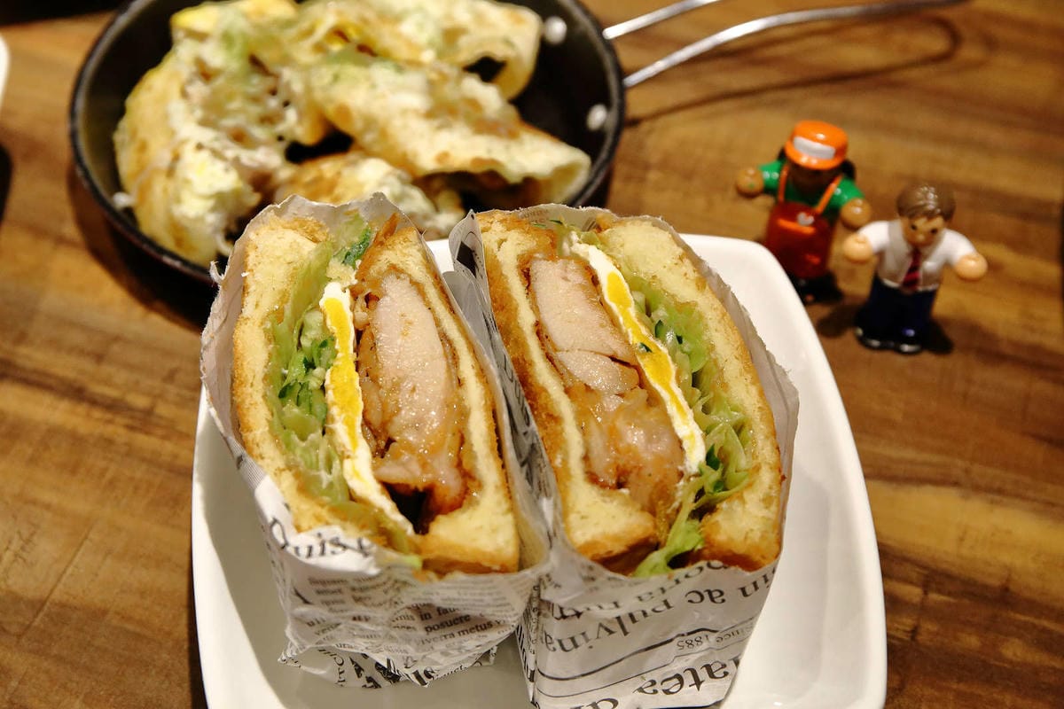 【食。蘆洲】光頭早午餐屋〜隱藏巷弄的小確幸早午餐。超大份量炒麵，不怕你吃，就怕你沒吃飽！