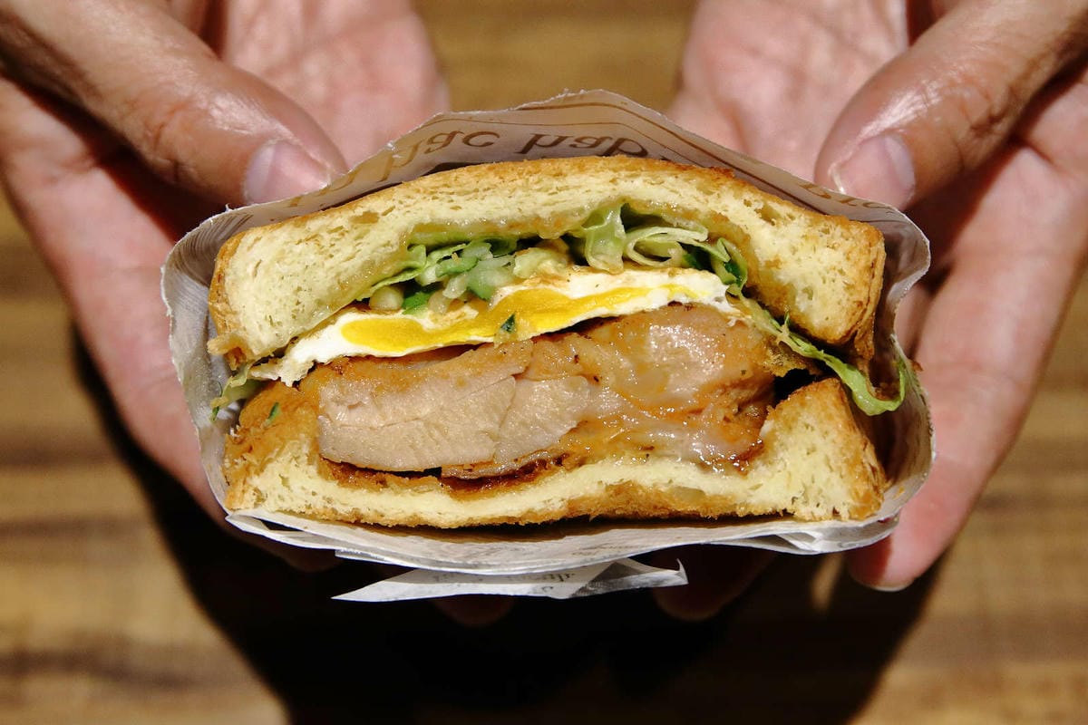 【食。蘆洲】光頭早午餐屋〜隱藏巷弄的小確幸早午餐。超大份量炒麵，不怕你吃，就怕你沒吃飽！