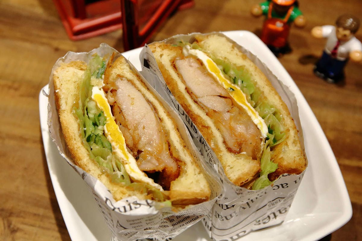 【食。蘆洲】光頭早午餐屋〜隱藏巷弄的小確幸早午餐。超大份量炒麵，不怕你吃，就怕你沒吃飽！