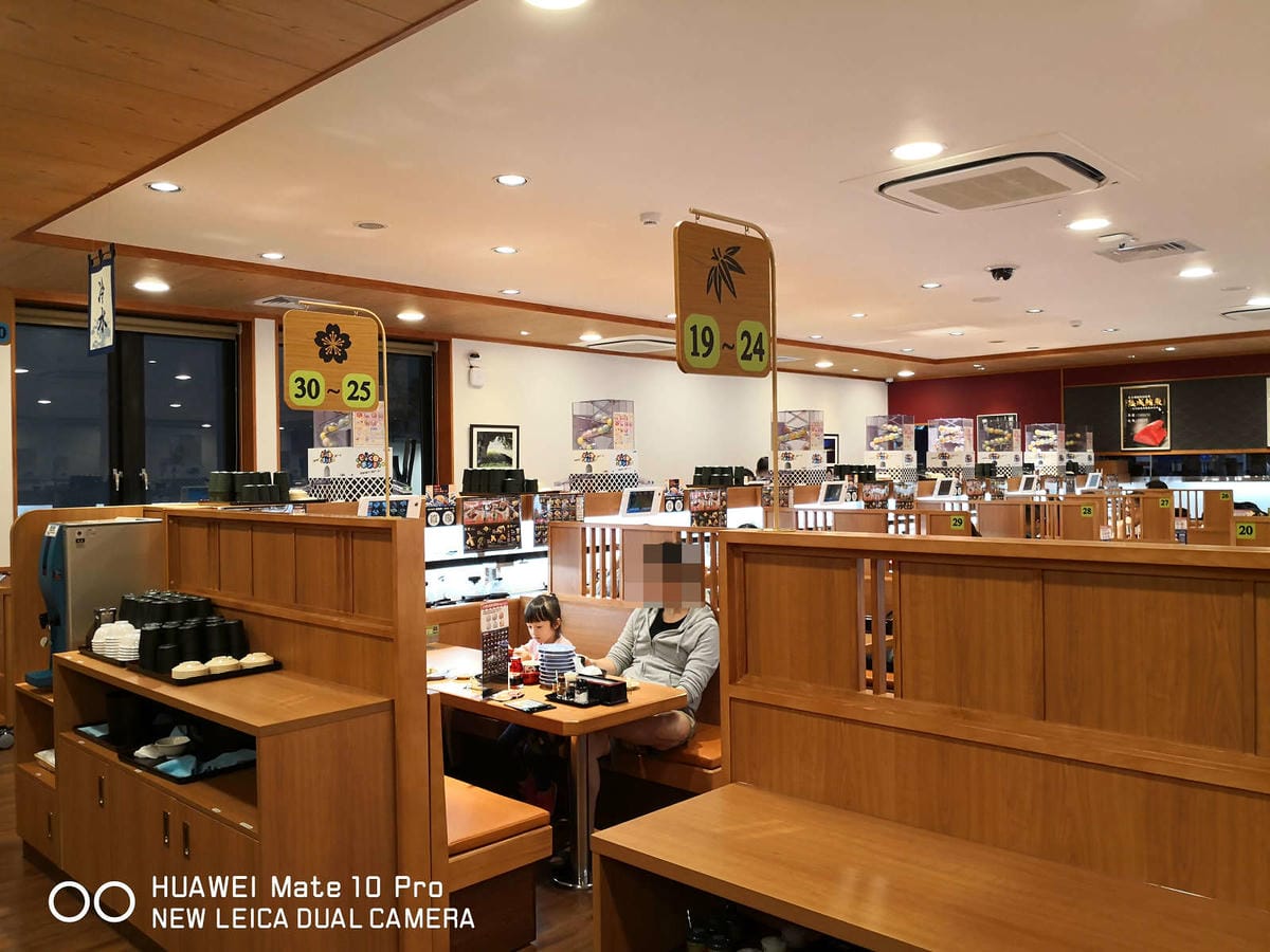 【食。土城】くら寿司 藏壽司 土城金城路店〜來自日本大阪的迴轉壽司插旗土城！壽司種類眾多，應有盡有，吃滿五盤抽扭蛋試手氣，好吃又好玩！