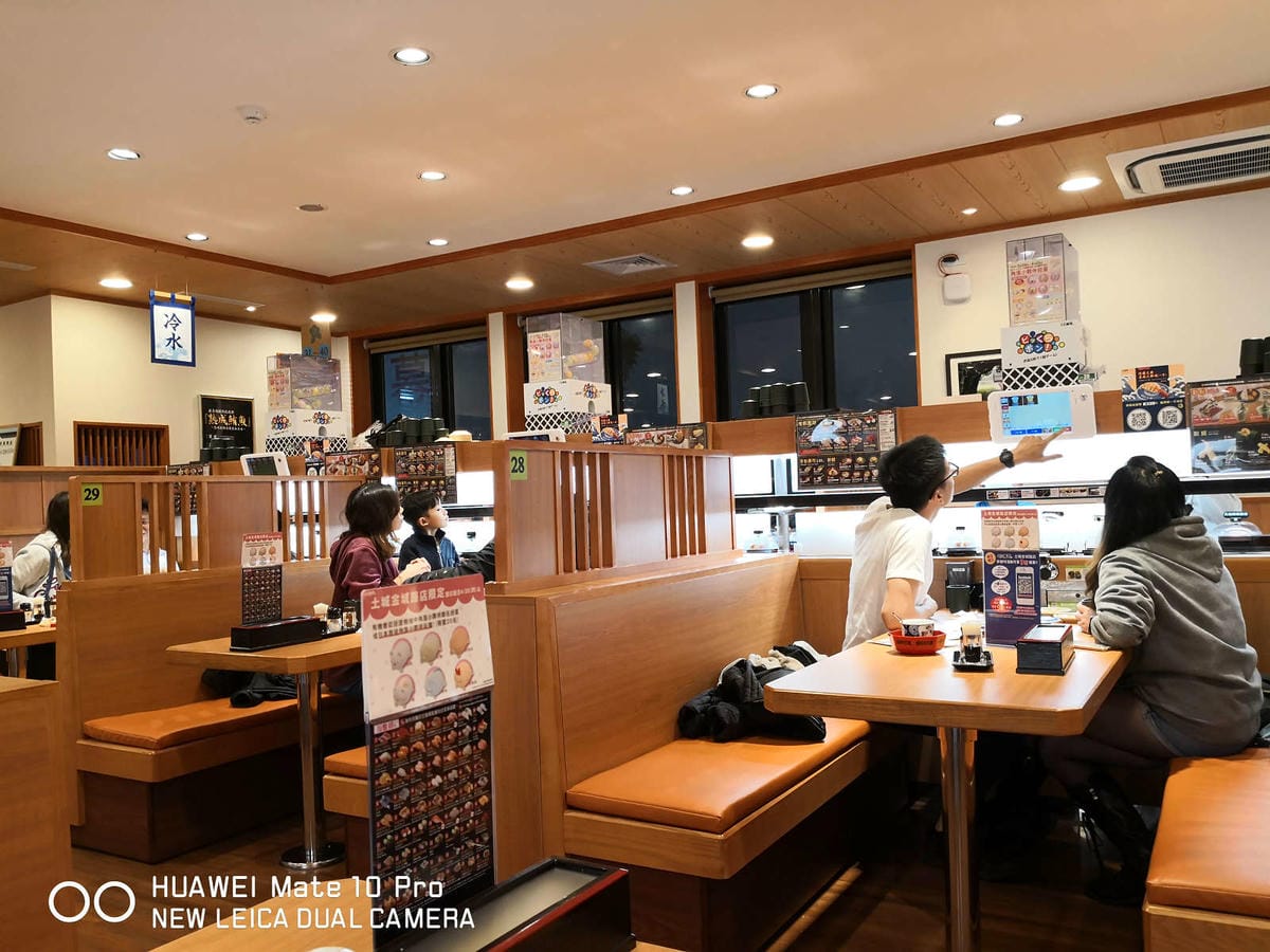 【食。土城】くら寿司 藏壽司 土城金城路店〜來自日本大阪的迴轉壽司插旗土城！壽司種類眾多，應有盡有，吃滿五盤抽扭蛋試手氣，好吃又好玩！