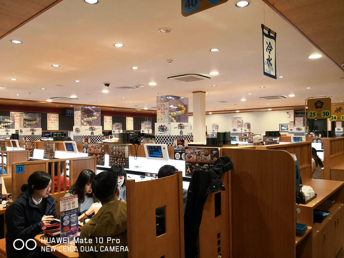 【食。土城】くら寿司 藏壽司 土城金城路店〜來自日本大阪的迴轉壽司插旗土城！壽司種類眾多，應有盡有，吃滿五盤抽扭蛋試手氣，好吃又好玩！