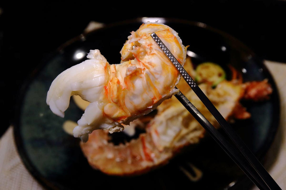 【食。台北】山茶花鐵板燒〜法國玫瑰龍蝦當附餐活跳跳搬上鐵板燒？！頂級味蕾饗宴，等你來品嘗‎