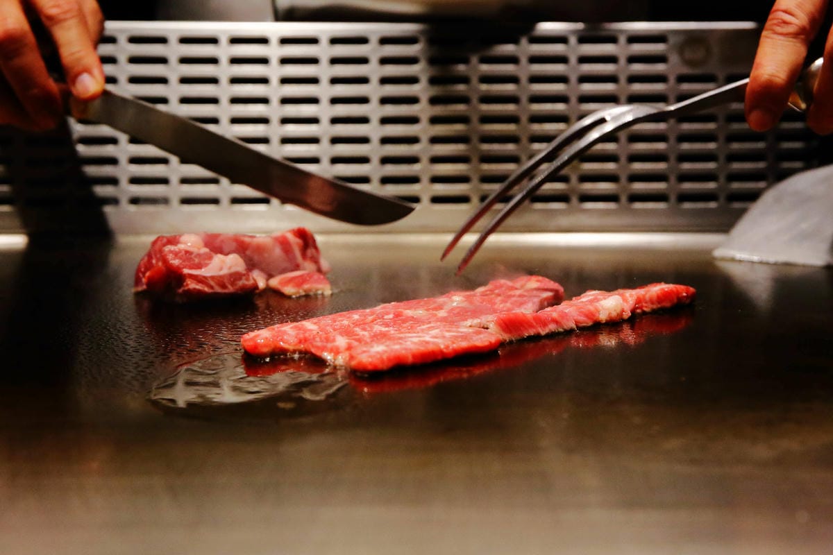 【食。台北】山茶花鐵板燒〜法國玫瑰龍蝦當附餐活跳跳搬上鐵板燒？！頂級味蕾饗宴，等你來品嘗‎