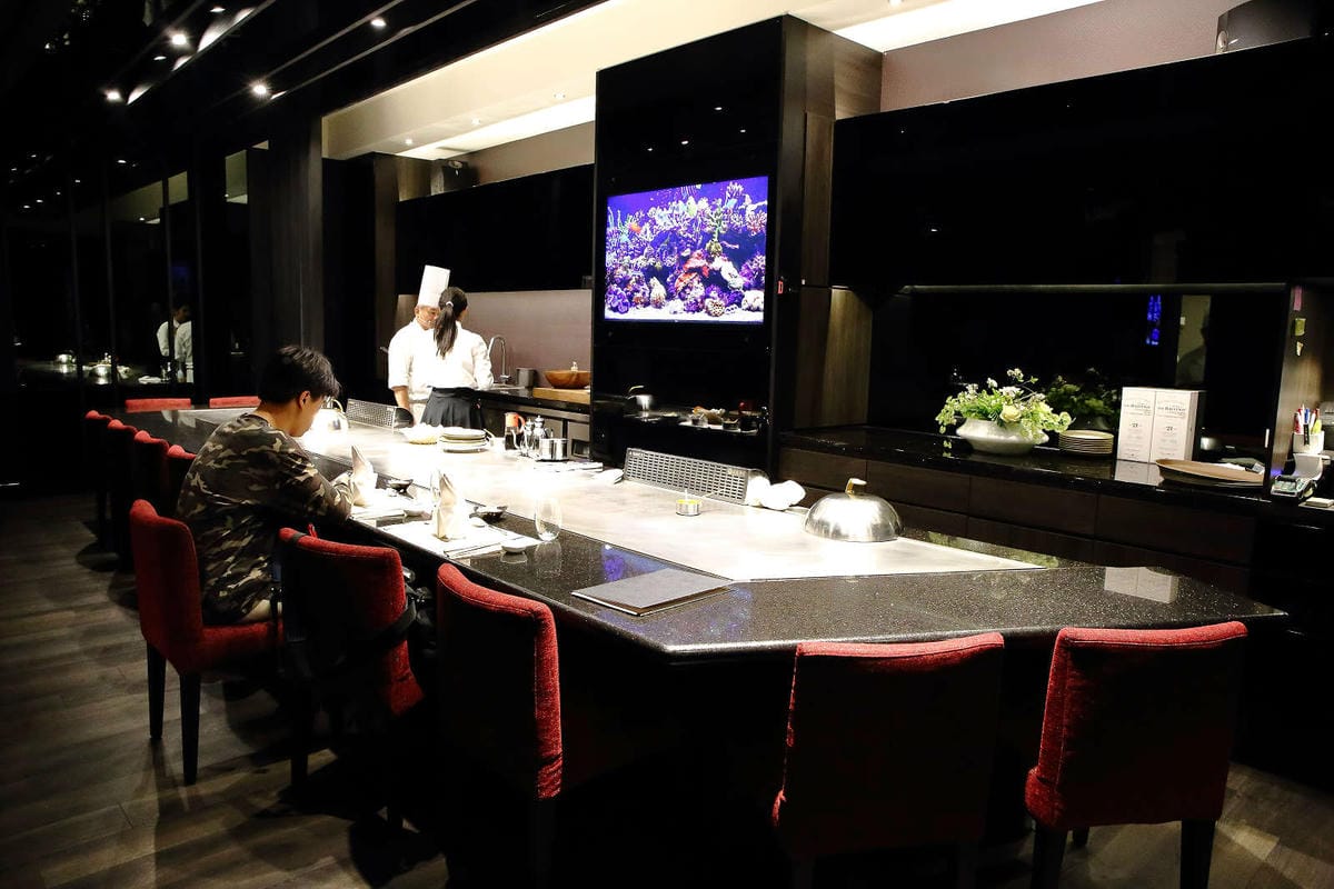 【食。台北】山茶花鐵板燒〜法國玫瑰龍蝦當附餐活跳跳搬上鐵板燒？！頂級味蕾饗宴，等你來品嘗‎