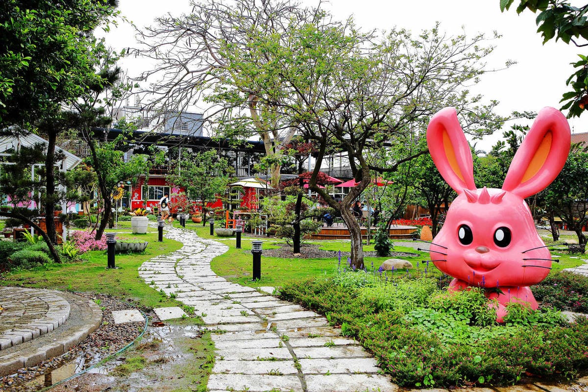 【食。大園】陽光莊園〜桃園親子寵物餐廳推薦。彩色貨櫃屋×庭園風×大草皮×沙坑，大人小孩和毛孩都能開心的好地方！