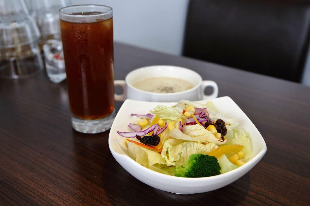 【食。大園】陽光莊園〜桃園親子寵物餐廳推薦。彩色貨櫃屋×庭園風×大草皮×沙坑，大人小孩和毛孩都能開心的好地方！