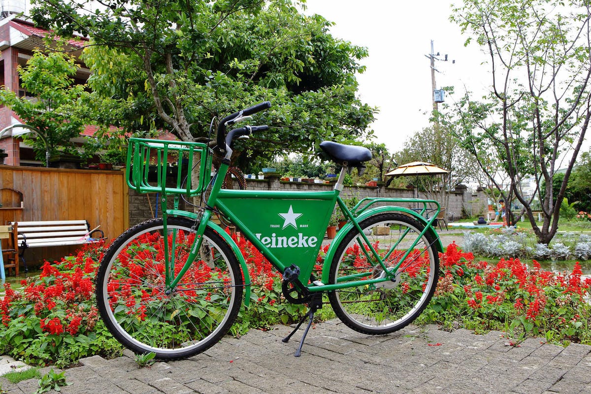 【食。大園】陽光莊園〜桃園親子寵物餐廳推薦。彩色貨櫃屋×庭園風×大草皮×沙坑，大人小孩和毛孩都能開心的好地方！
