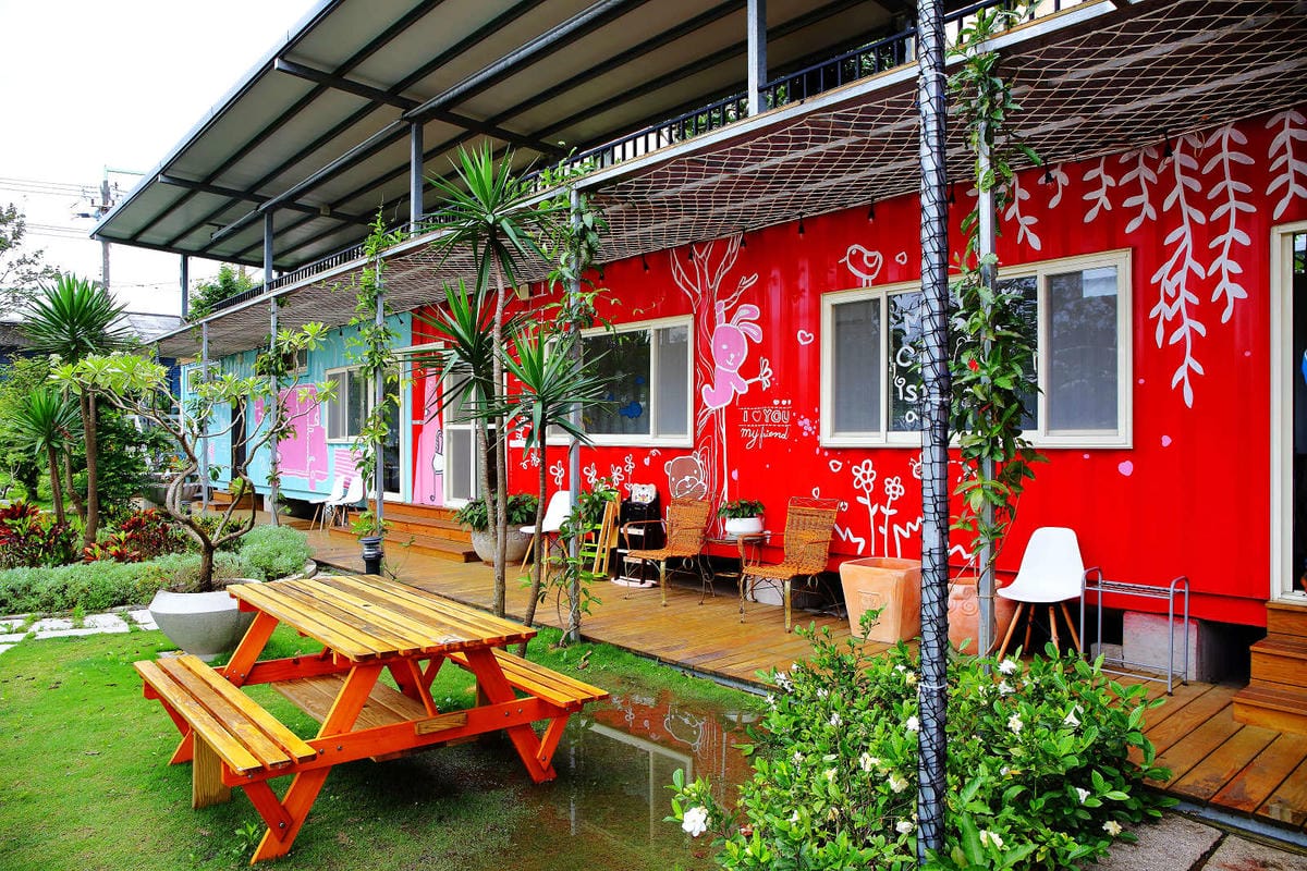 【食。大園】陽光莊園〜桃園親子寵物餐廳推薦。彩色貨櫃屋×庭園風×大草皮×沙坑，大人小孩和毛孩都能開心的好地方！
