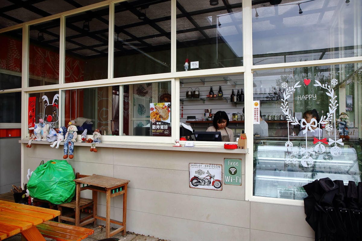 【食。大園】陽光莊園〜桃園親子寵物餐廳推薦。彩色貨櫃屋×庭園風×大草皮×沙坑，大人小孩和毛孩都能開心的好地方！