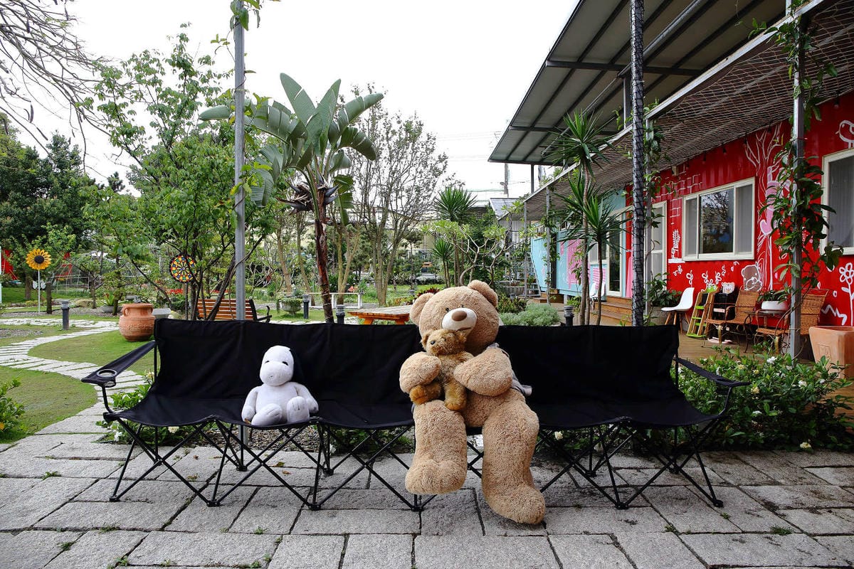 【食。大園】陽光莊園〜桃園親子寵物餐廳推薦。彩色貨櫃屋×庭園風×大草皮×沙坑，大人小孩和毛孩都能開心的好地方！