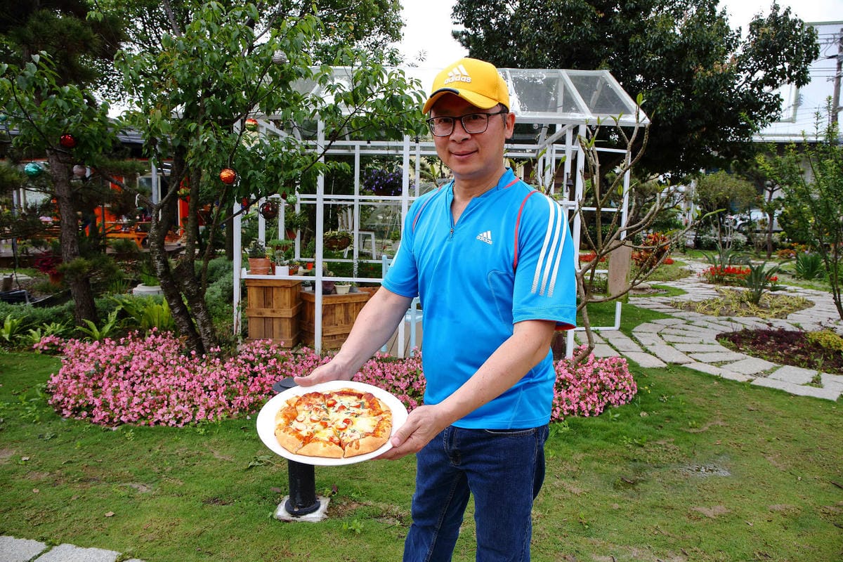 【食。大園】陽光莊園〜桃園親子寵物餐廳推薦。彩色貨櫃屋×庭園風×大草皮×沙坑，大人小孩和毛孩都能開心的好地方！