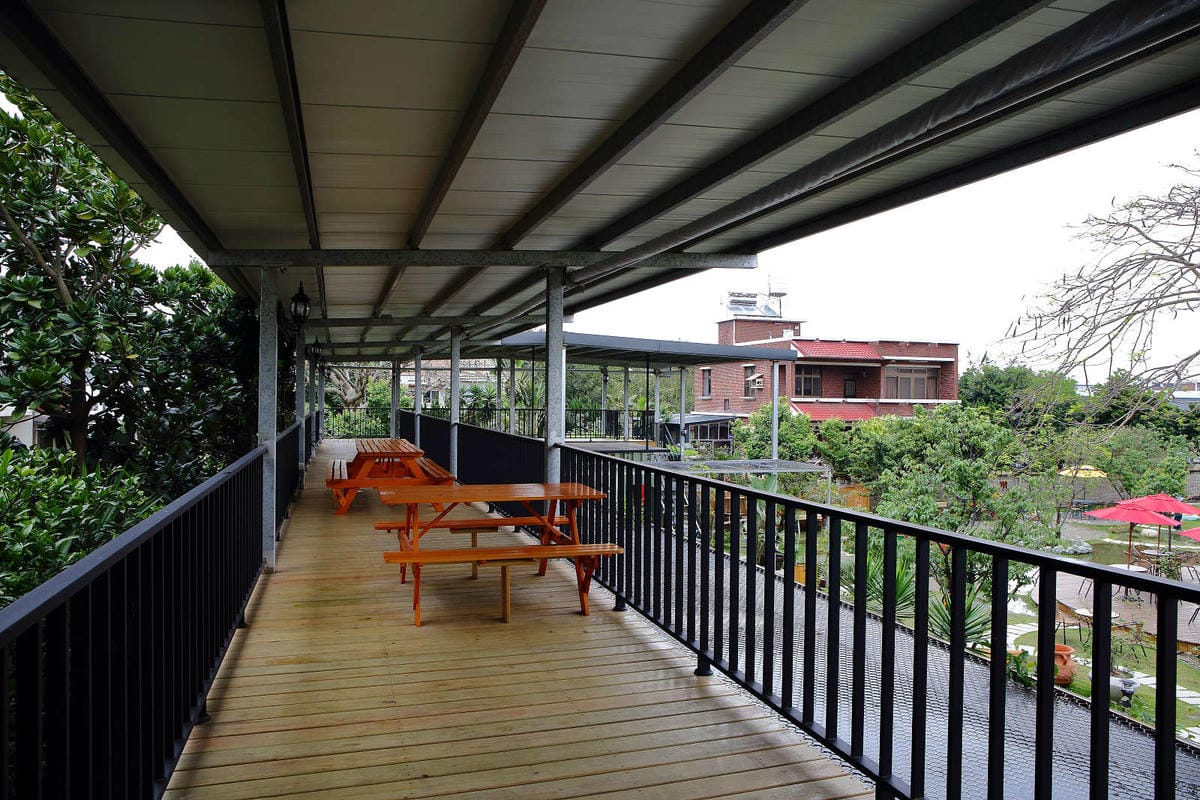 【食。大園】陽光莊園〜桃園親子寵物餐廳推薦。彩色貨櫃屋×庭園風×大草皮×沙坑，大人小孩和毛孩都能開心的好地方！