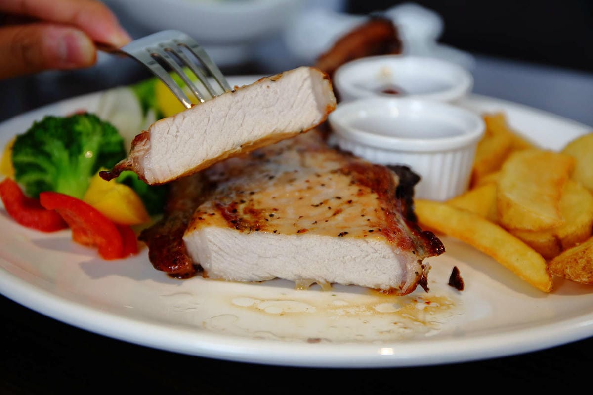 【食。大園】陽光莊園〜桃園親子寵物餐廳推薦。彩色貨櫃屋×庭園風×大草皮×沙坑，大人小孩和毛孩都能開心的好地方！