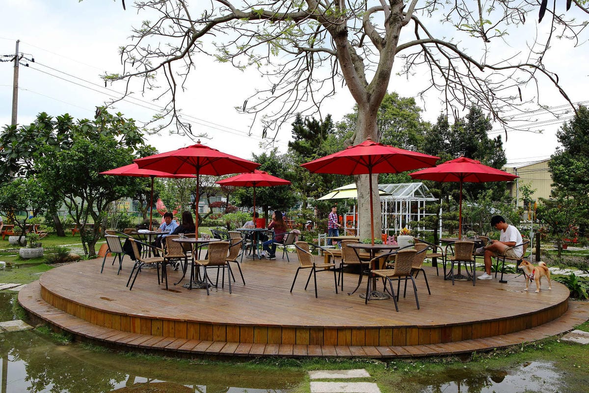 【食。大園】陽光莊園〜桃園親子寵物餐廳推薦。彩色貨櫃屋×庭園風×大草皮×沙坑，大人小孩和毛孩都能開心的好地方！