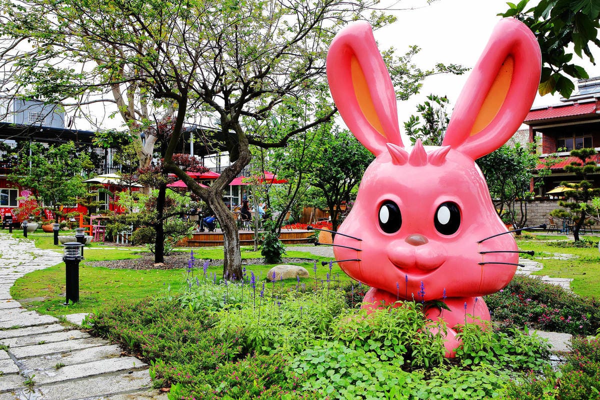 【食。大園】陽光莊園〜桃園親子寵物餐廳推薦。彩色貨櫃屋×庭園風×大草皮×沙坑，大人小孩和毛孩都能開心的好地方！