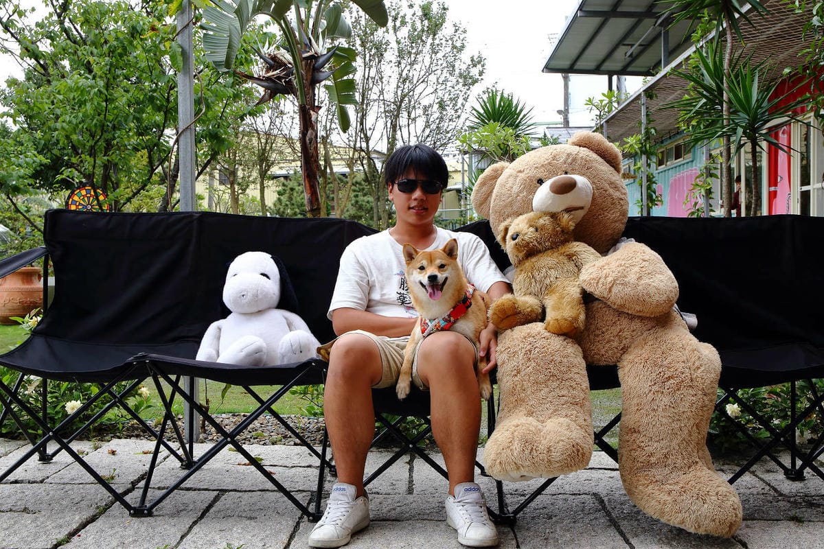 【食。大園】陽光莊園〜桃園親子寵物餐廳推薦。彩色貨櫃屋×庭園風×大草皮×沙坑，大人小孩和毛孩都能開心的好地方！