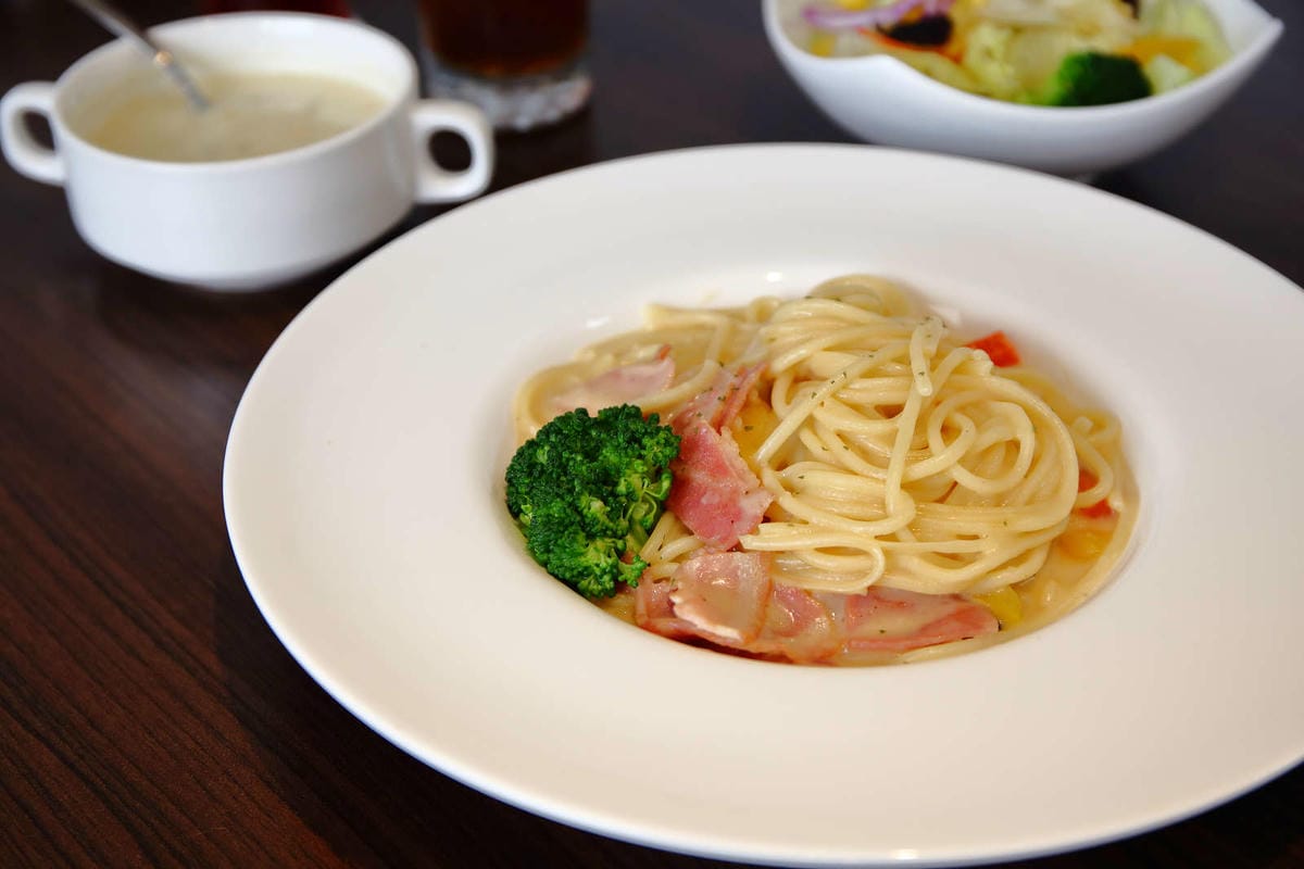 【食。大園】陽光莊園〜桃園親子寵物餐廳推薦。彩色貨櫃屋×庭園風×大草皮×沙坑，大人小孩和毛孩都能開心的好地方！