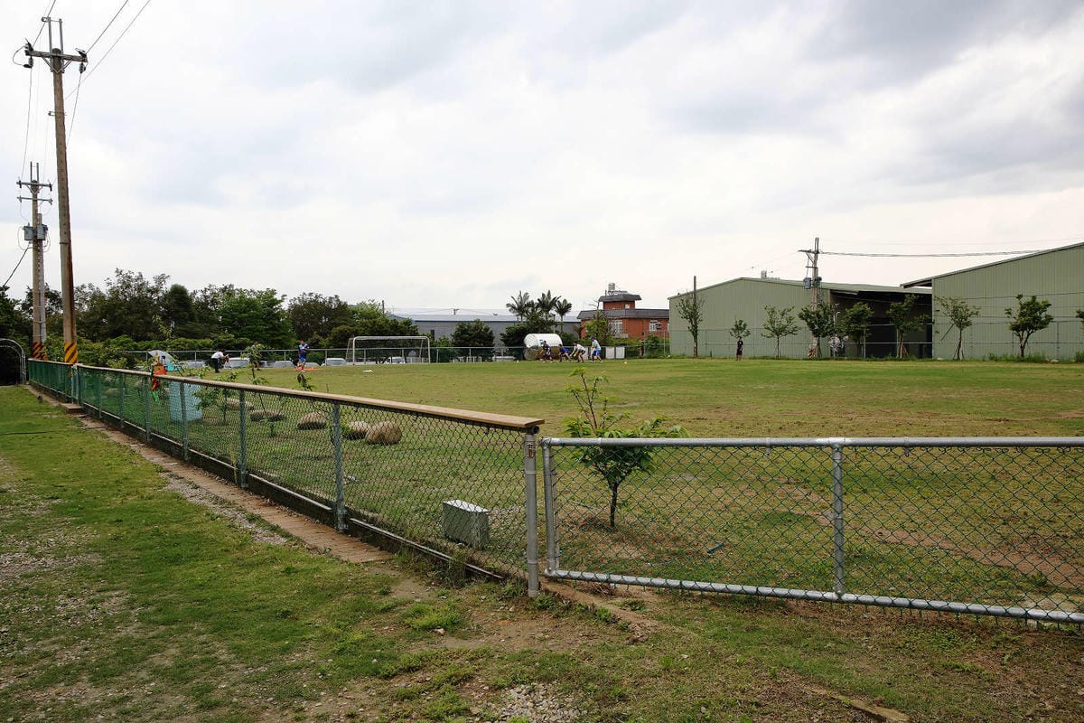 【食。大園】陽光莊園〜桃園親子寵物餐廳推薦。彩色貨櫃屋×庭園風×大草皮×沙坑，大人小孩和毛孩都能開心的好地方！
