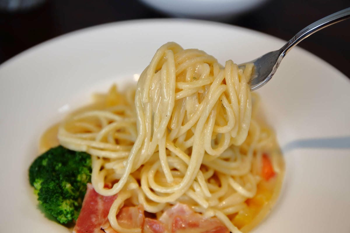 【食。大園】陽光莊園〜桃園親子寵物餐廳推薦。彩色貨櫃屋×庭園風×大草皮×沙坑，大人小孩和毛孩都能開心的好地方！