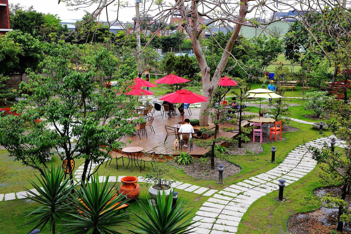 【食。大園】陽光莊園〜桃園親子寵物餐廳推薦。彩色貨櫃屋×庭園風×大草皮×沙坑，大人小孩和毛孩都能開心的好地方！