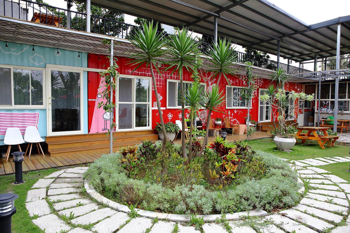 【食。大園】陽光莊園〜桃園親子寵物餐廳推薦。彩色貨櫃屋×庭園風×大草皮×沙坑，大人小孩和毛孩都能開心的好地方！