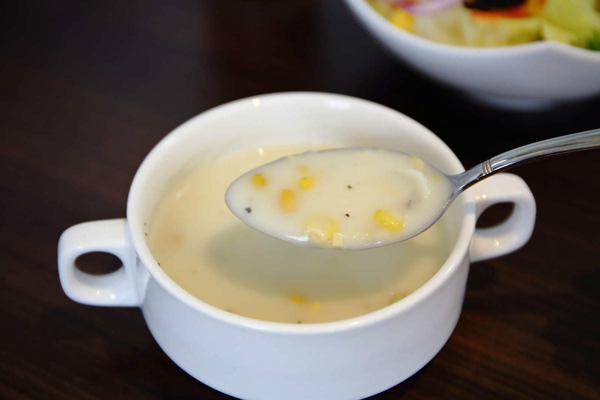 【食。大園】陽光莊園〜桃園親子寵物餐廳推薦。彩色貨櫃屋×庭園風×大草皮×沙坑，大人小孩和毛孩都能開心的好地方！