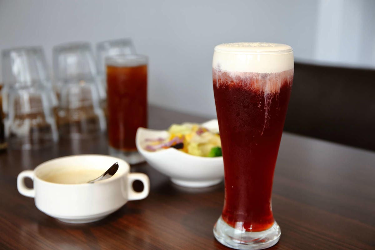 【食。大園】陽光莊園〜桃園親子寵物餐廳推薦。彩色貨櫃屋×庭園風×大草皮×沙坑，大人小孩和毛孩都能開心的好地方！