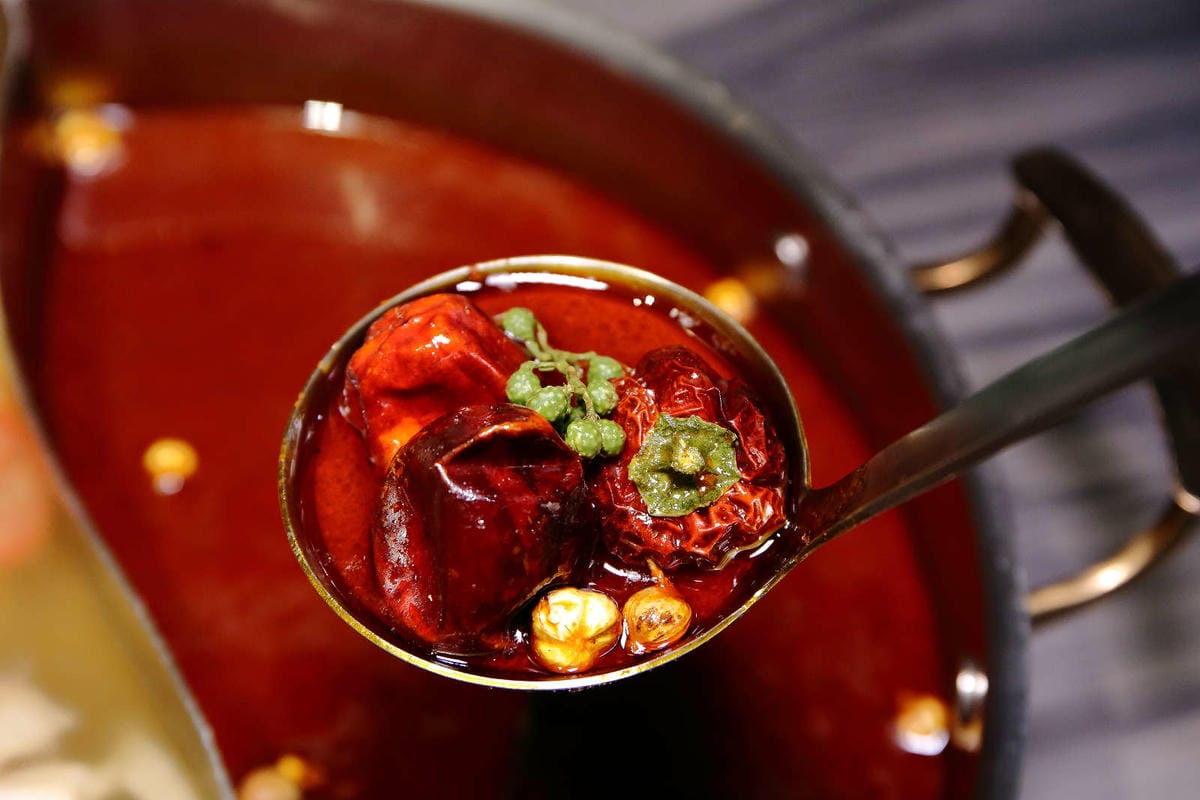 【食。新店】青花驕麻辣鍋-新店民權店〜王品集團人氣麻辣鍋New Open！獨家青花椒麻而不辣，不敢吃辣也會愛上，吃鍋新選擇！