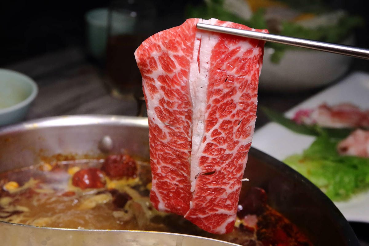 【食。新店】青花驕麻辣鍋-新店民權店〜王品集團人氣麻辣鍋New Open！獨家青花椒麻而不辣，不敢吃辣也會愛上，吃鍋新選擇！