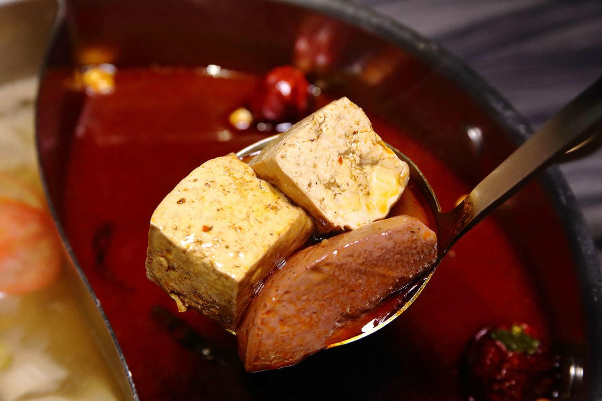 【食。新店】青花驕麻辣鍋-新店民權店〜王品集團人氣麻辣鍋New Open！獨家青花椒麻而不辣，不敢吃辣也會愛上，吃鍋新選擇！