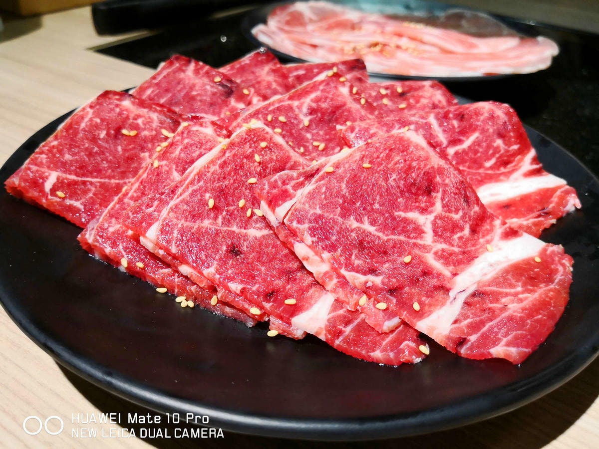 【食。基隆】甲賀日式炭火燒肉〜基隆燒肉吃到飽推薦!60種無限加點食材,親切的桌邊幫烤服務,可以帶毛小孩吃烤肉唷