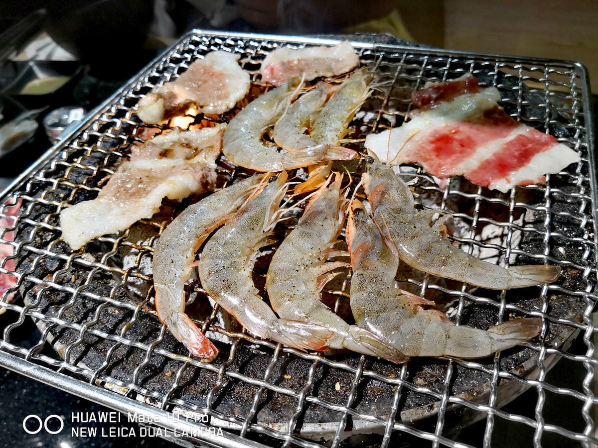 【食。基隆】甲賀日式炭火燒肉〜基隆燒肉吃到飽推薦!60種無限加點食材,親切的桌邊幫烤服務,可以帶毛小孩吃烤肉唷
